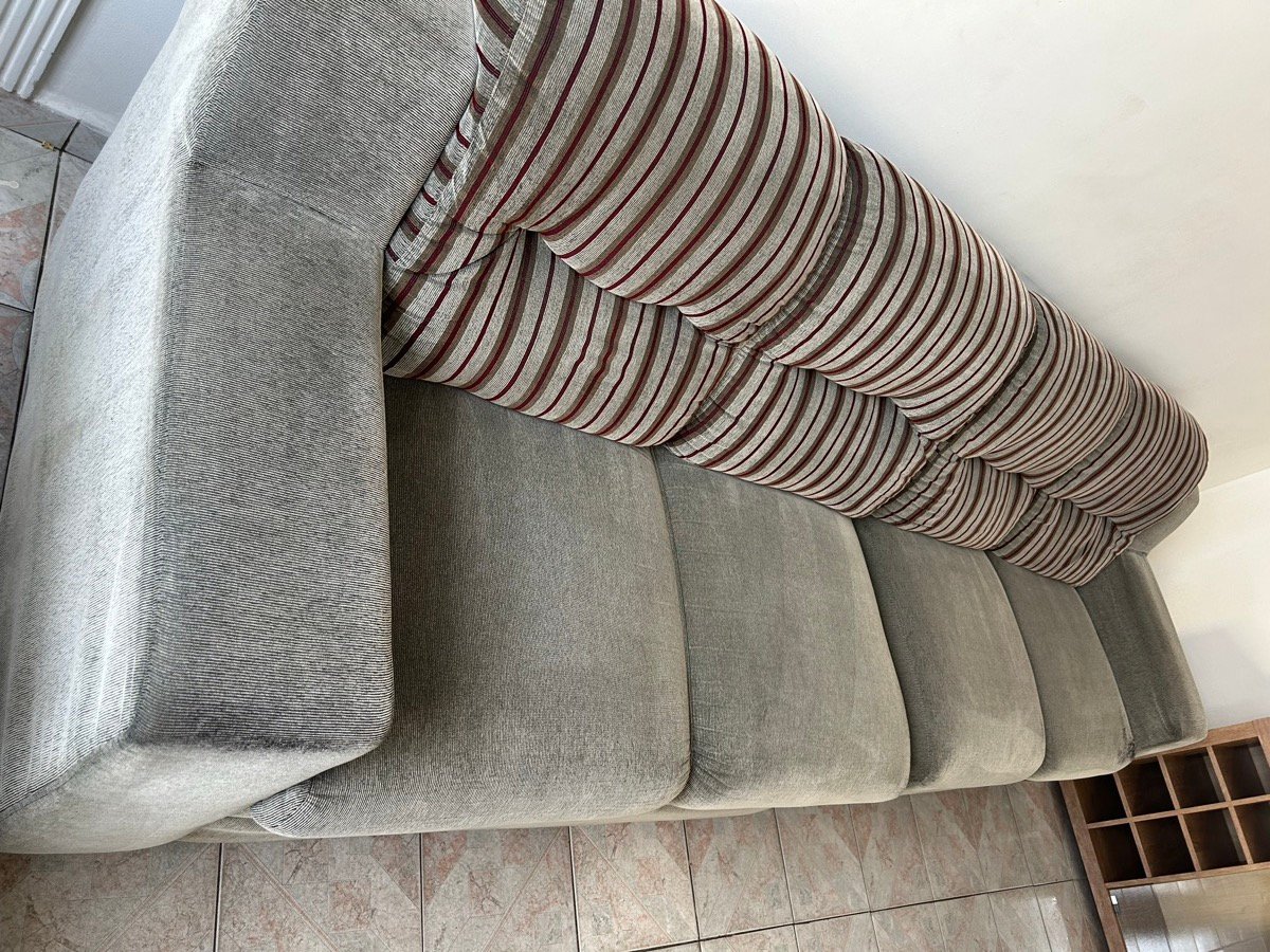 Sofá cinza limpo após higienização pela Higi Help